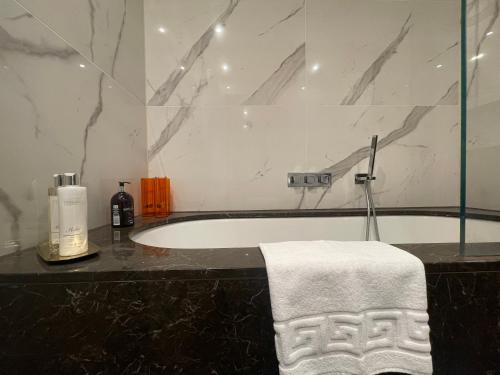 Koupelna v ubytování Sophisticated 1BR, 1 BA Chigwell Designer Flat CHCL F2
