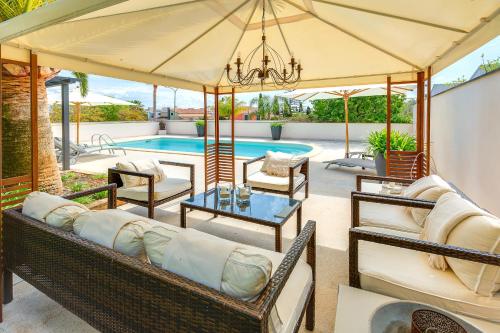 un patio con sillas, una mesa y una piscina en Guesthouse Palma - Suite Arabella Apartment, Adults Only en Palma de Mallorca