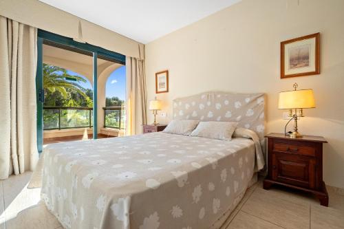 1 dormitorio con cama y ventana grande en Costa Linda 201 en Hospitalet de l'Infant
