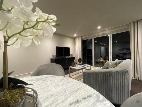 TV a/nebo společenská místnost v ubytování Sophisticated 1BR, 1 BA Chigwell Designer Flat CHCL F2