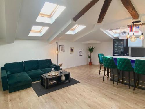 un salon avec un canapé vert et une table dans l'établissement Welcome to Matteo's Bar - Place Massena 5min beach, à Nice