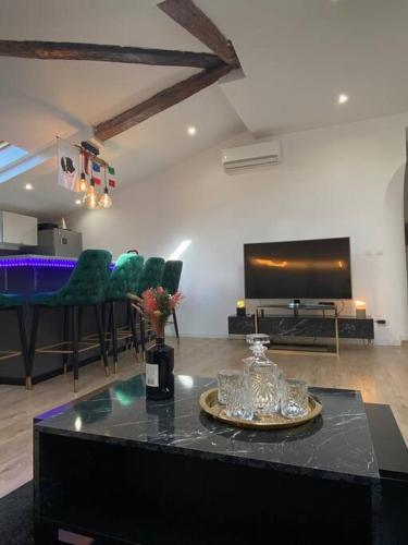 - un salon avec une table et des chaises vertes dans l'établissement Welcome to Matteo's Bar - Place Massena 5min beach, à Nice