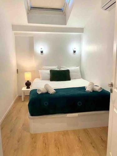 une chambre avec un grand lit avec une couverture verte dans l'établissement Welcome to Matteo's Bar - Place Massena 5min beach, à Nice