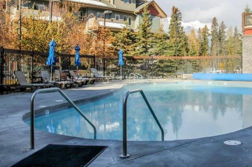 Der Swimmingpool an oder in der Nähe von Mountain Retreat - Modern and Bright with Panorama Views 2 bedrooms, 4 beds, heated all-year outdoor pool, hottub, balcony, Banff Park Pass