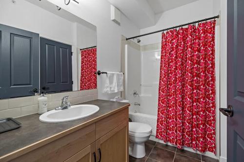Ein Badezimmer in der Unterkunft Mountain Retreat - Modern and Bright with Panorama Views 2 bedrooms, 4 beds, heated all-year outdoor pool, hottub, balcony, Banff Park Pass