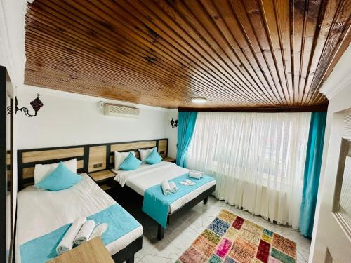 1 Schlafzimmer mit 2 Betten und Holzdecke in der Unterkunft SEFA Story Hotel in Istanbul