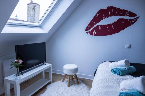 TV a/nebo společenská místnost v ubytování La Romantic Room - Mansardé - Arrivée Autonome
