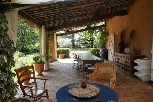Authentic and spacious Provencal building – Photos 3