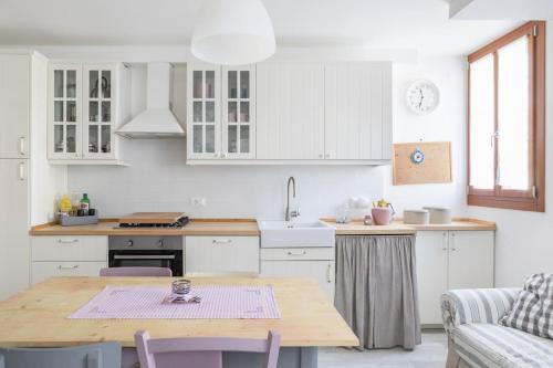 Nhà bếp/bếp nhỏ tại Casa Marisa - facing campo in Murano - Venezia