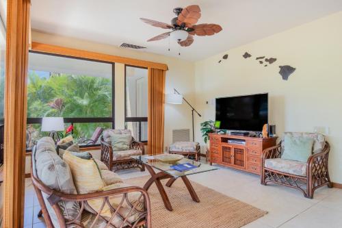 sala de estar con sofá y TV en Shores at Waikoloa #108 en Waikoloa