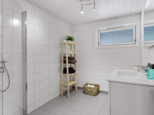 y baño blanco con lavabo y ducha. en Holiday home TORANGSVÅG II, en Skår