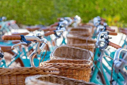 una fila di cesti di vimini su una fila di biciclette di Hotel La Pineta Al Mare a Forte dei Marmi