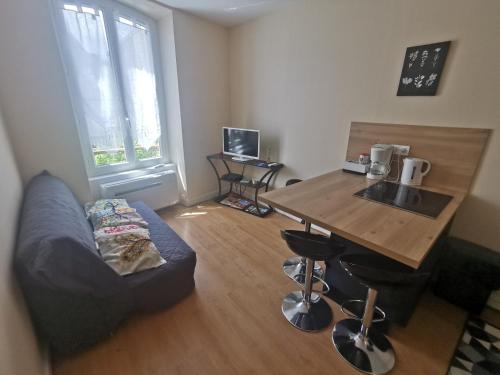- un salon avec un canapé et une table dans l'établissement Appartement F2 Le Puy-de-Dôme, à Châtel-Guyon