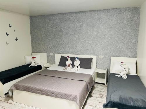 um quarto com duas camas com gatos sentados nelas em AmA em Constança