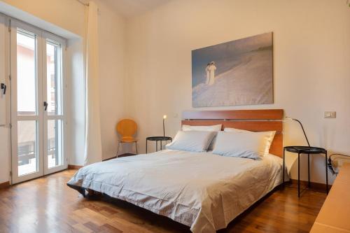 a bedroom with a bed and a painting on the wall at Casa Le Margherite 1 in Grottaglie