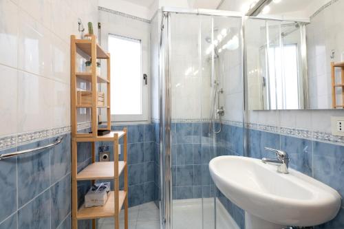 y baño con lavabo y ducha. en Casa Le Margherite 1 en Grottaglie