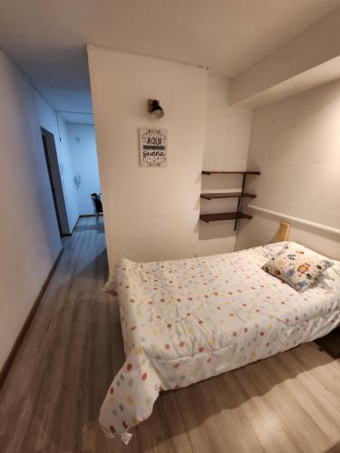 1 dormitorio con 1 cama con una sábana de lunar en Departamento ubicadisimo calle Chile con estacionamiento incluido Capital Mendoza1 centro en Mendoza