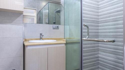 Bilik mandi di Apart-hotel on Koghbatsi 16