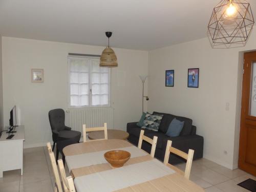 un salon avec une table et un canapé dans l'établissement GÎTE L'ISABEY ETRETAT, à Étretat