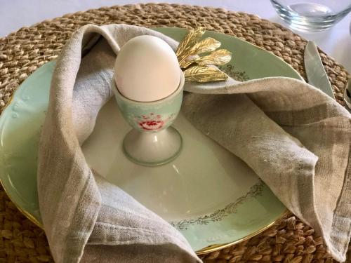 un uovo seduto su un piatto con un tovagliolo di Grønset Skysstasjon a Vinjeøra