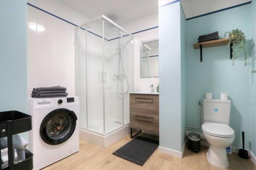La salle de bains est pourvue d'une douche et d'un lave-linge. dans l'établissement Le Cocon des Jacobins - Rennes Centre, à Rennes