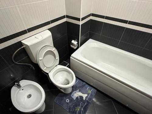 ein Badezimmer mit einem WC und einer Badewanne in der Unterkunft Porodični Apartman Igalo in Igalo