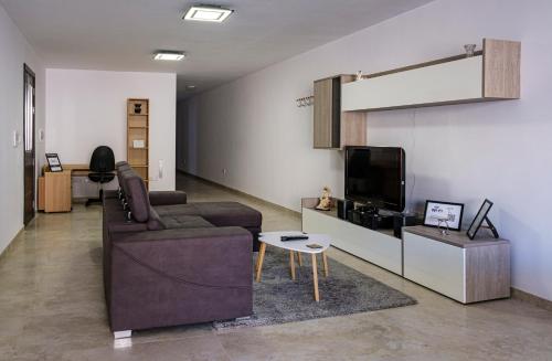 Una televisión o centro de entretenimiento en Modern 3 bedroom Apartment in Luqa (Sleeps 6)