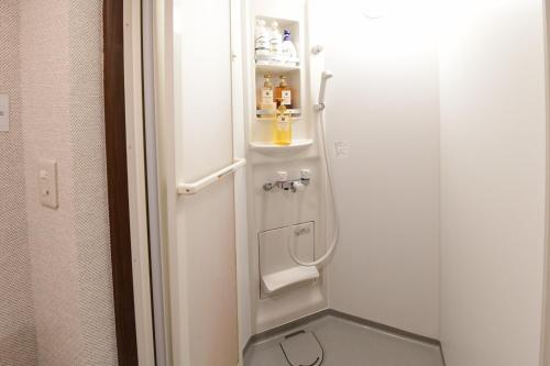 uma pequena casa de banho com WC e chuveiro em Jing House akihabara Ryokan - Vacation STAY 11566v em Tóquio