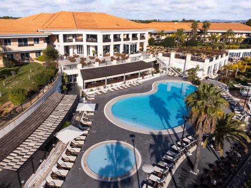 einen Luftblick auf ein Resort mit einem Pool in der Unterkunft Wyndham Grand Algarve in Quinta do Lago