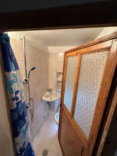 a bathroom with a toilet and a sink at La casa nel Castello in Canneto