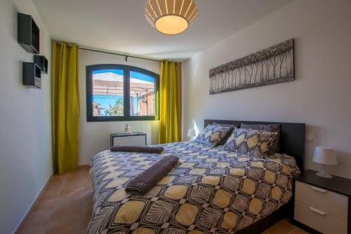 een slaapkamer met een bed en een raam bij Peaceful Paraiso in Playa Paraiso