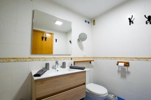 een badkamer met een wastafel en een spiegel en een toilet bij Peaceful Paraiso in Playa Paraiso