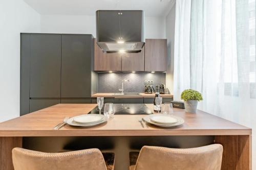 une cuisine avec une grande table en bois et des chaises dans l'établissement Loge Galeries Lafayette 1 min lac, à Annecy