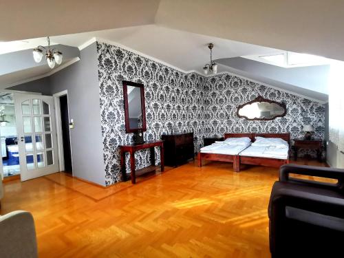 salon z 2 łóżkami i ścianą w obiekcie Villa Wellness w Budapeszcie