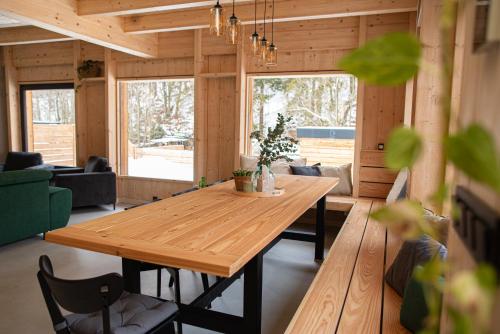 une salle à manger avec une table en bois dans une maison dans l'établissement VagusBouda/ &Fogo, à Loučná nad Desnou