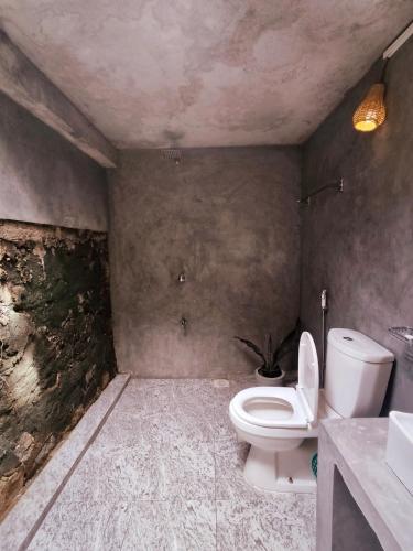 une salle de bain avec toilettes et lavabo dans l'établissement Mandara Rest, à Hikkaduwa