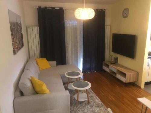 sala de estar con sofá y TV en Apartman Arena-Velesajam VITO, en Zagreb