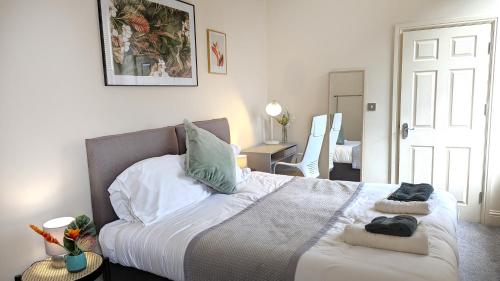 a bedroom with a bed with towels on it at Leamington Spa Warwick Place Apartments in Leamington Spa