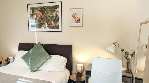 a bedroom with a bed with a green pillow on it at Leamington Spa Warwick Place Apartments in Leamington Spa