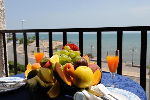 um prato de fruta numa mesa numa varanda em Hotel Panorama Del Golfo em Manfredonia