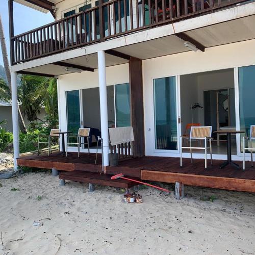 Rõdu või terrass majutusasutuses Tiongman Scubadive & Lodge