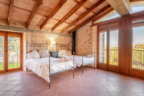 森瑟勒斯的住宿－Sa Teulera de Sencelles，带窗户的客房内的两张床