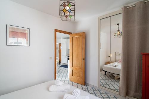 pokój z lustrem i sypialnia z łóżkiem w obiekcie Pitufo 1D Apartments Casasol w mieście Nerja