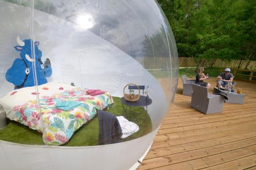 Habitación con cama dentro de una cúpula en Bulle SPA Romantique, en Jarcieu