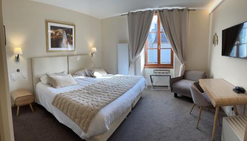 Ένα ή περισσότερα κρεβάτια σε δωμάτιο στο Logis Hôtel des Messageries
