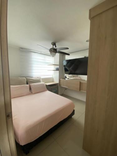 a bedroom with a bed and a ceiling fan at Apto a 5 minutos del parque principal in Sabaneta