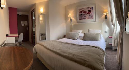 Ένα ή περισσότερα κρεβάτια σε δωμάτιο στο Logis Hôtel des Messageries