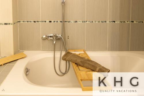 e bagno con vasca e doccia. di Majestic view Boho style retreat! ad Argostoli