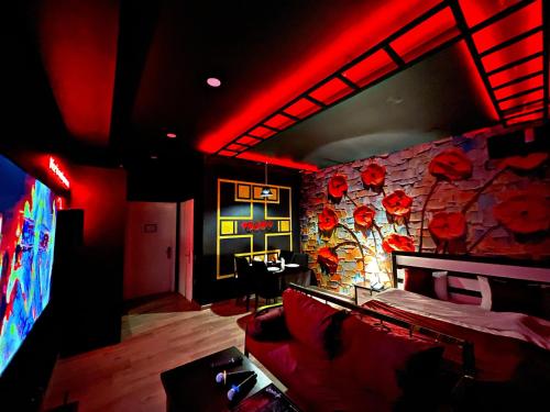 una sala de estar con una pared de piedra con luces rojas en My Music Hotel Baku en Bakú