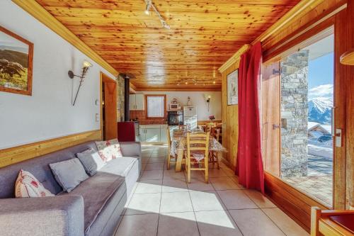 un salon avec un canapé et une table dans l'établissement Chalet l'Hermine, à La Toussuire